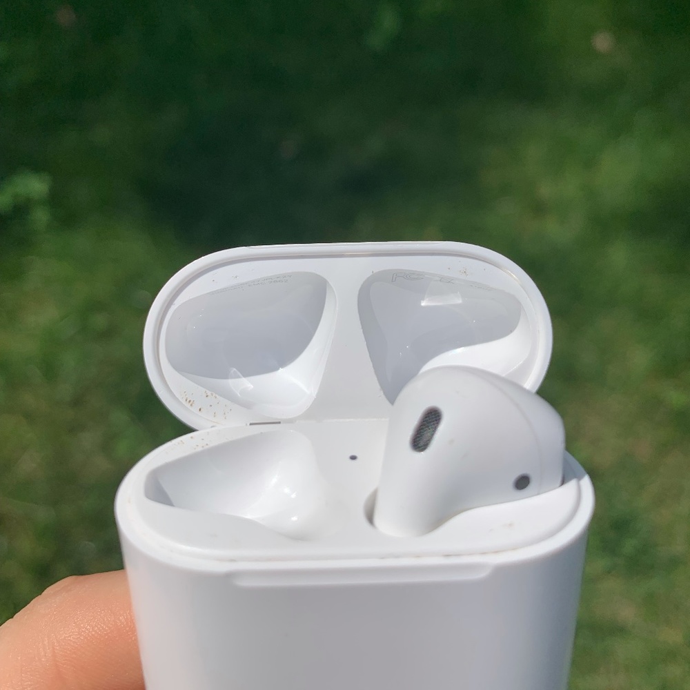 Apple AirPods : Charging Case and Right AirPod ONLY (Second Generation)